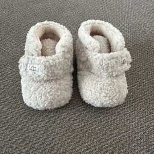 UGG Unisex-Child Bixbee Ankle Boot